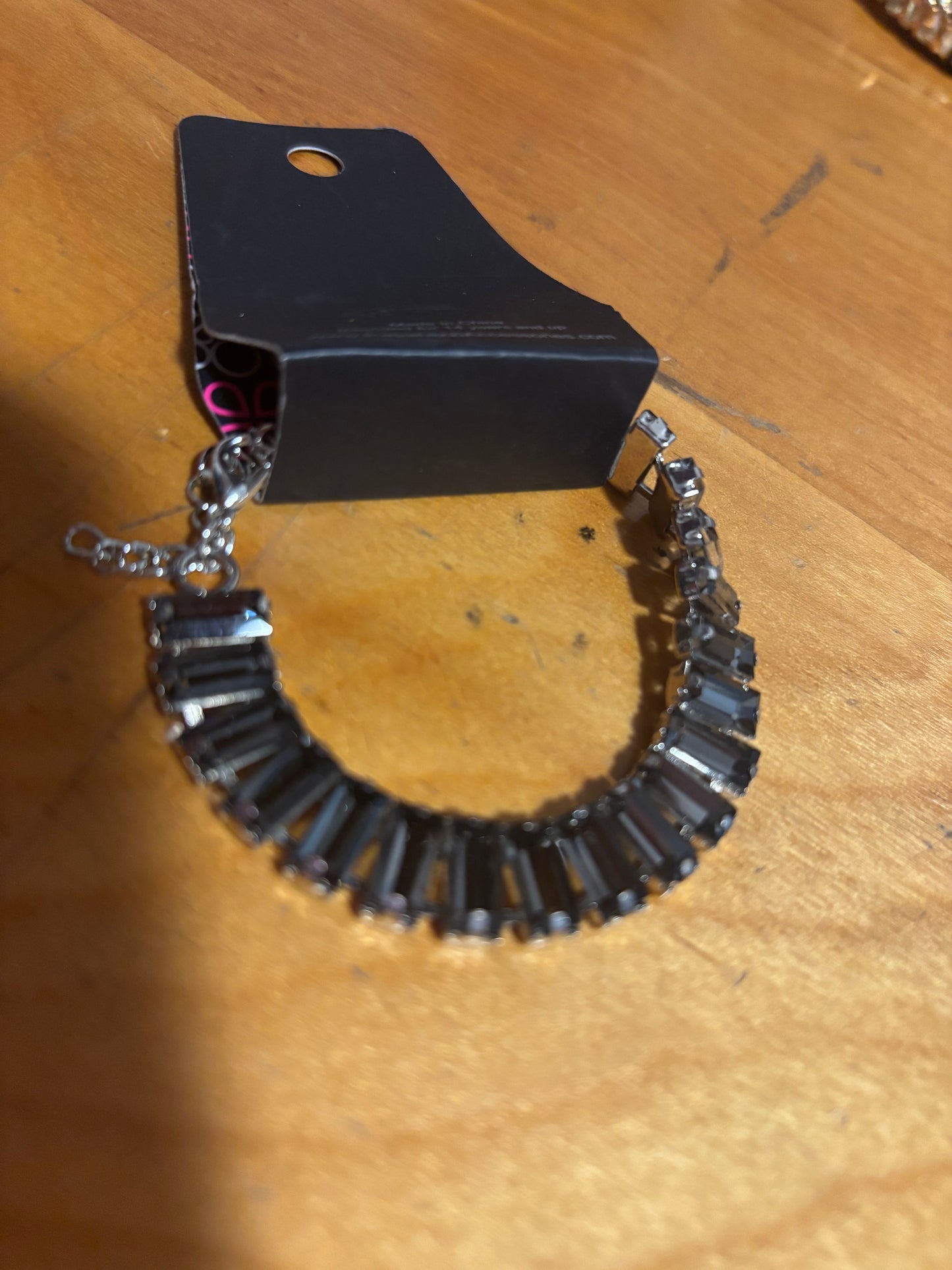 Clasp bracelet
