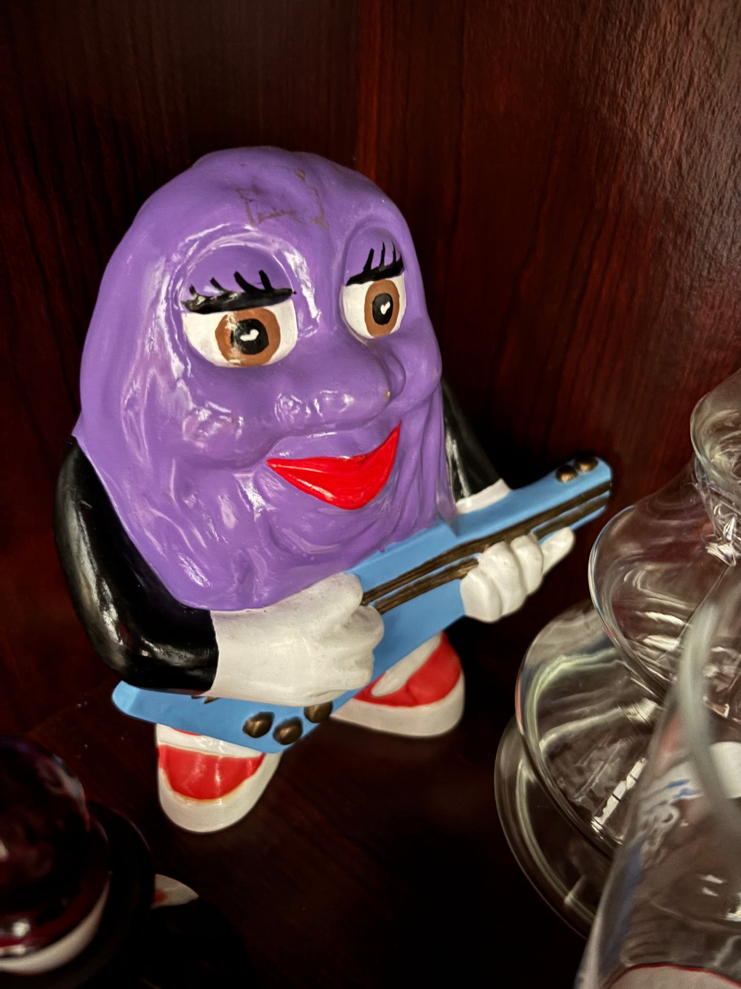 Raisin statue